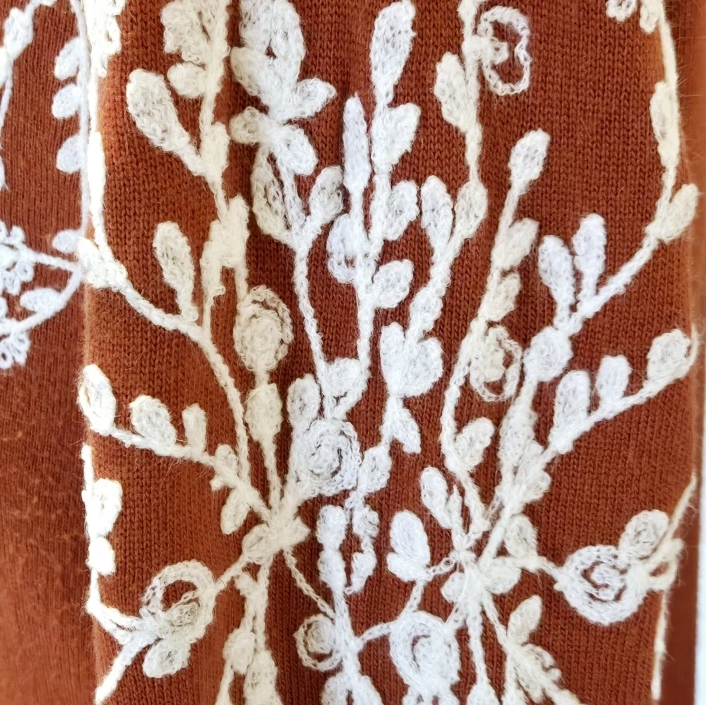 RAIN & ROSE Scoop Neck Light Weight Sweater w/ Embroidered Floral Design sz Sm - Picture 5 of 8